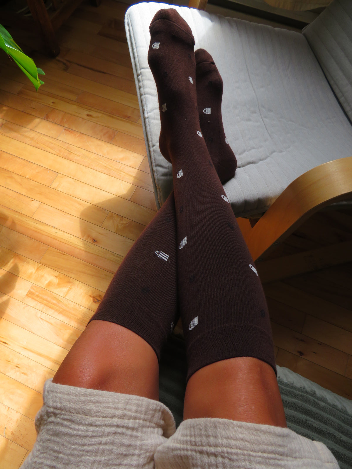 The Nora Sock – Tiny Mug and Coffee Bean Cotton Compression Socks – 15–20 mmHg Compression for Travel, Work, and Fitness – Chocolate Brown